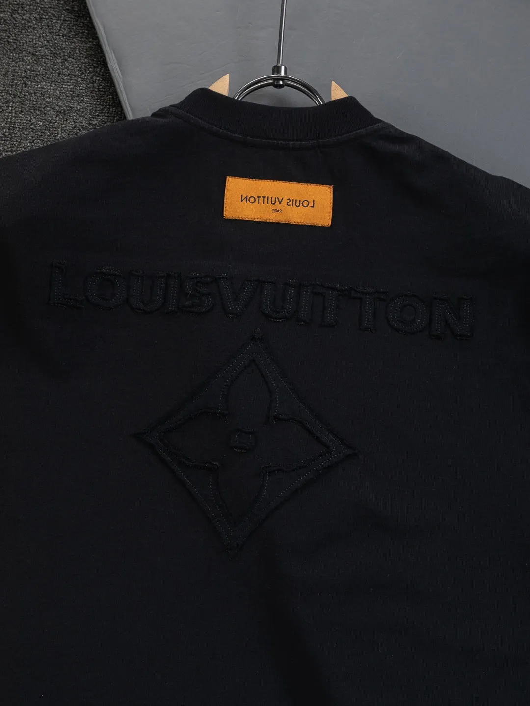 🅿️200 Louis Vuitton 1V LV lv slightly wide version S-XL LV 26ss new products are available at the counter simultaneously. Multiple craftsmanship. Chest patch letters 🪡 embroidery. Back patch letters four-leaf clover 🍀🪡 embroidery. Round neck short-sleeved T-shirt, same style for men and women! Consigned to one-to-one creation. Synchronized with the official website, pure cotton fabrics at the counter! It is close to the skin and comfortable, durable and easy to wear. It has a classic and simple logo design and meticulous original craftsmanship. Short-sleeves, a must-have item for men, do not appear to be the same for the general public, but must be unique and eye-catching. This LV short-sleeve is all about quality, comfort, the same shape and fashion as always, including fabrics and cutting techniques. All of them have been made with great effort! 320 grams of washed pure cotton fabric, pure cotton is breathable, very refreshing and comfortable for daily wear. The rib knitting on the neckline is smooth and tight, and the neckline will not be skewed if you toss it at will. The loose version, you will find that it looks really good on the upper body. The overall is minimalist and neat, super versatile for daily use! Pair it casually with a pair of pants for a youthful look. A T-shirt will make your outfit crazy. It is a fashionable item that can never go wrong! Color: Black White Size: S-XL Size chart: S: Shoulder width 50-Bust 56-Length 70 M: Shoulder width 52-Bust 57-Length 72 L: Shoulder width 54-Bust 59-Length 74 XL: Shoulder width 56-Bust 62-Length 76